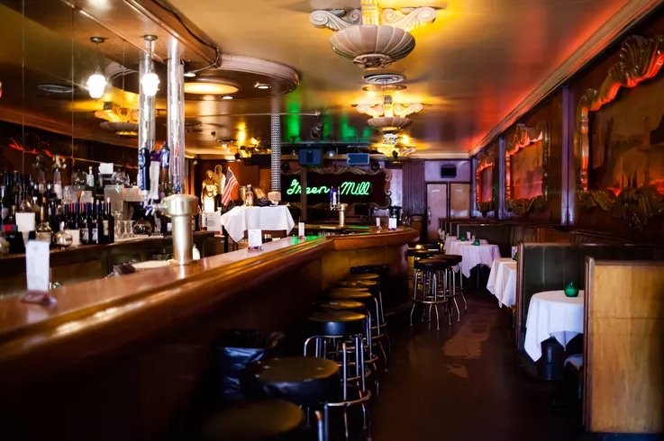 A Deep-Dish Love Letter to Chicago’s Most Iconic Eats